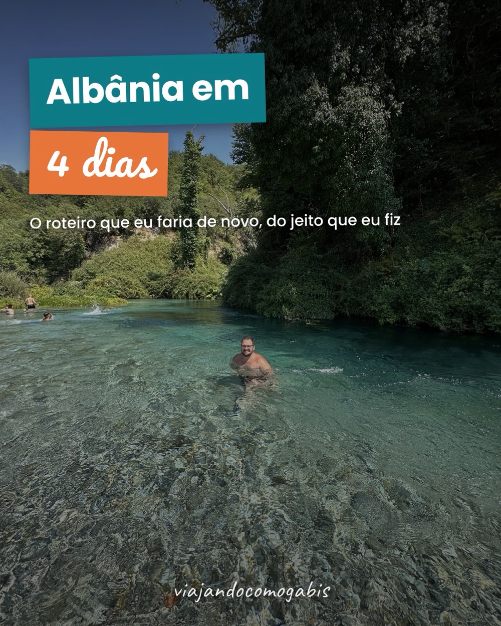 Capa do roteiro Albânia em 4 dias, com o Gabis nas águas transparentes do Syri i Kaltër